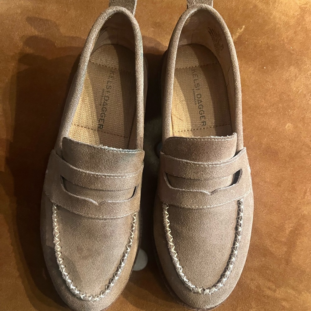Perfect tan loafer